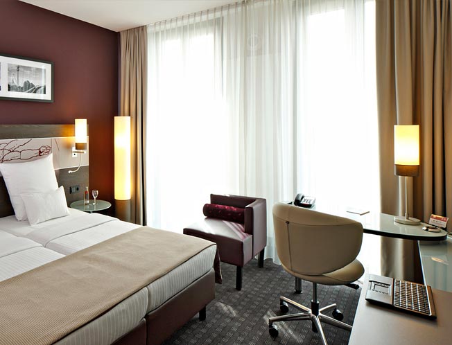 Rezeption des Leonardo Hotels München Rezeption des Leonardo Hotels München